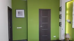 Зеленые двери в интерьере квартиры фото