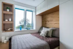 Спальня с двуспальной кроватью и шкафом фото