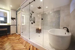 Душ пен ваннасы бар үлкен ваннаның дизайны