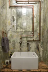 Интерьер ванной комнаты с трубами