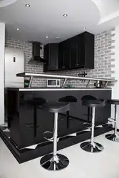 Чорныя кухні з барнымі стойкамі фота