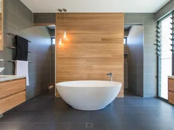 Дизайн ванной серый керамогранит и дерево