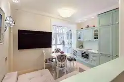 Дизайн кухни гостиной с диваном и телевизором