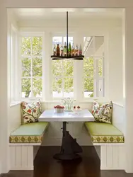 Дизайн кухни с обеденной зоной у окна
