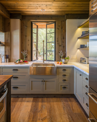 Кухня в деревянном доме с раковиной у окна фото