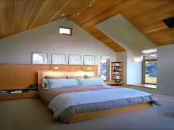Taxta tavanlı bir evdə yataq otağı dizaynı