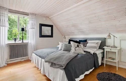 Taxta tavanlı bir evdə yataq otağı dizaynı