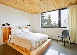 Дизайн спальни в доме с деревянным потолком