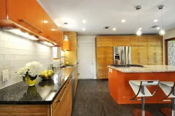 Кухни с оранжевым потолком фото