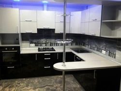 Бела-чорныя кухні з барнымі стойкамі фота