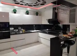 Бело черные кухни с барными стойками фото