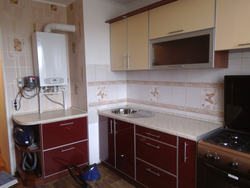 Дызайн кухні з акном і газавым падлогавым катлом