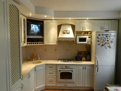 Дизайн кухни с холодильником и телевизором