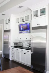 Дизайн кухни с холодильником и телевизором