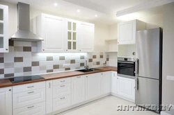 White kitchen tiles photo