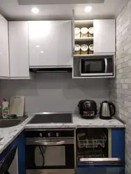 Кухня ў хрушчоўцы дызайн з халадзільнікам і посудамыйнай машынай