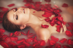 Photo In The Bathroom With Foam And Roses