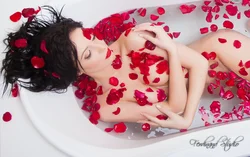 Photo in the bathroom with foam and roses
