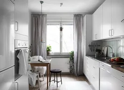Кухня з балконам дызайн у шэрым колеры