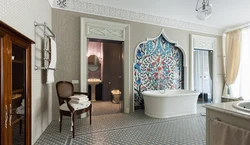 Интерьер ванной с орнаментом