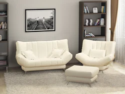 Qonaq otağının interyerində kiçik divanlar