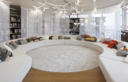 Дизайн гостиной с круглым диваном