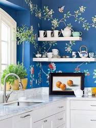 Блакітныя шпалеры з кветкамі на кухні фота