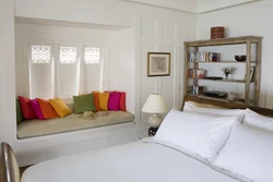 Фото интерьера маленькой спальни с диваном