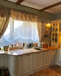 Фото кухни на даче с окном