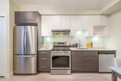 Холодильник серого цвета в интерьере кухни