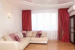 Красные шторы в интерьере гостиной
