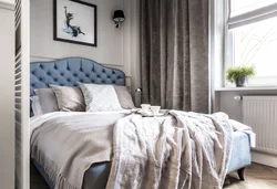 Блакітны ложак у інтэр'еры спальні