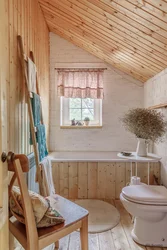 Жақтау үйіндегі ванна бөлмесі фотосуреті