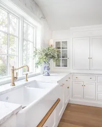 Белыя кухні з акном фота