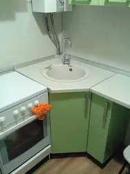 Маленькія кухні дызайн фота мыйка ў куце