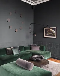 Графитовый диван в интерьере гостиной