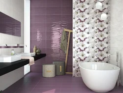 Banyoda fotoşəkildə lilac plitələr