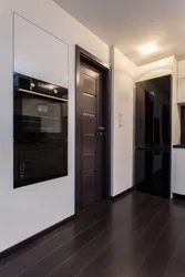 Дизайн квартиры темный пол и двери