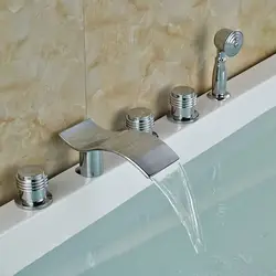 Ваннаға салынған душ бар ваннаға арналған шүмек фотосурет