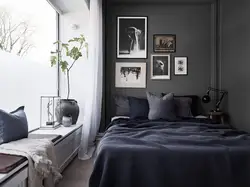 Интерьер спальни с темной стеной у кровати
