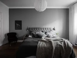 Інтэр'ер спальні з цёмнай сцяной у ложка