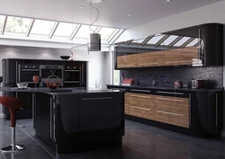 Кухня дрэва з чорнай стальніцай фота