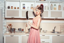 Хозяйка на кухне фото