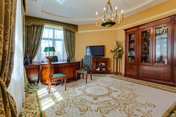 Ковер в интерьере гостиной в классическом стиле