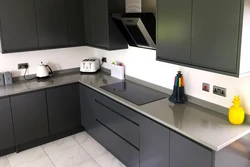 Серо белая кухня с черной столешницей фото