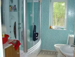 Ванная комната с душевой кабиной на даче фото
