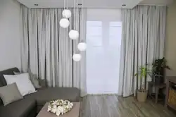 Белые стены в интерьере гостиной шторы