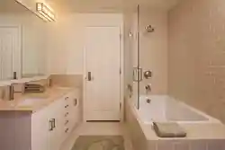 Есікке қарама-қарсы ванна бөлмесі фотосуреті