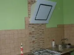 Плитка под вытяжкой на кухне фото