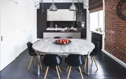Цёмны стол у інтэр'еры кухні